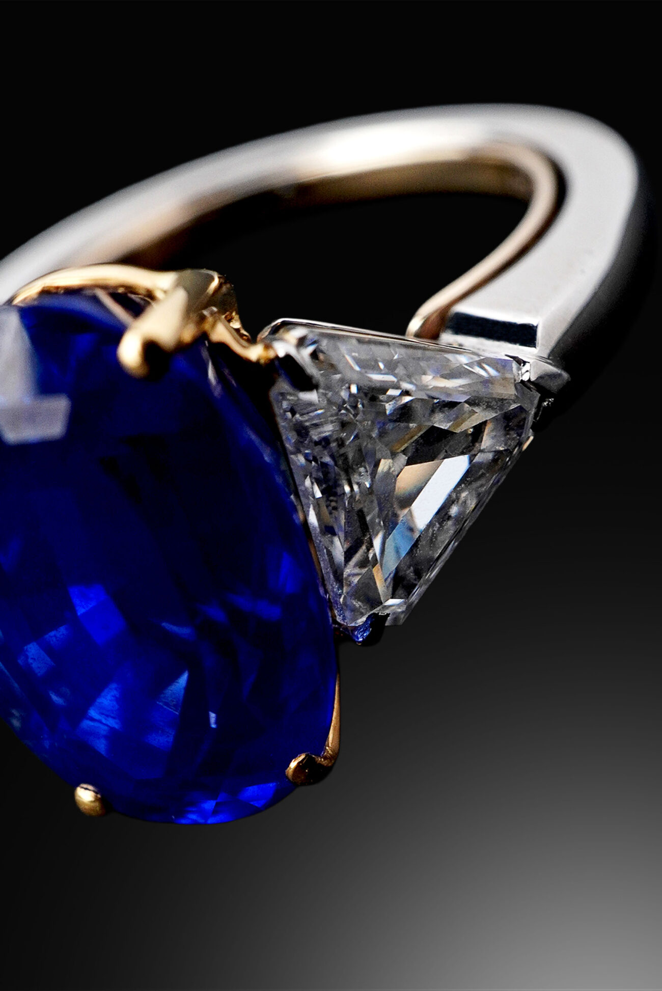 8.03ct Oval Blue Sapphire Ring - Image 2